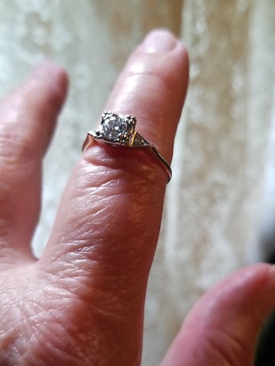 Jewelry - Vintage 14K Gold Ring with Diamonds